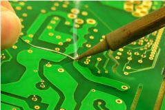 Come eseguire operazioni di saldatura su circuiti stampati?