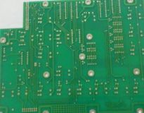 Quelles sont les techniques de nettoyage des cartes de circuits imprimés lors de leur traitement?