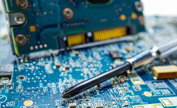 Che tipo di colla viene utilizzata per sigillare il chip IC sul circuito stampato?