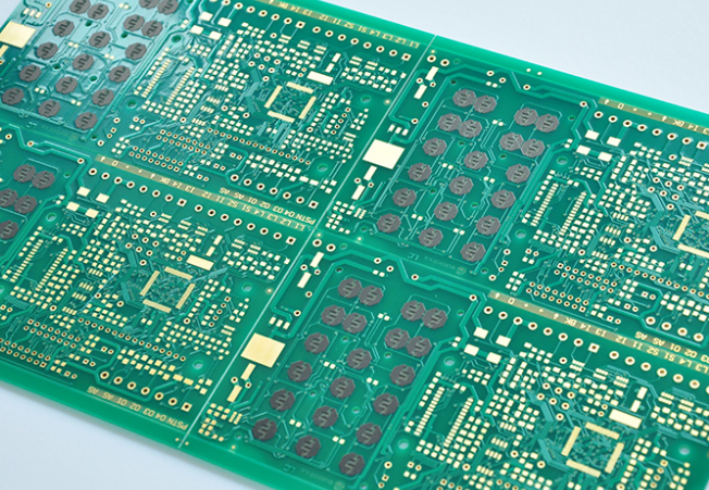 Diseño de la placa de circuito y diseño de conexión lateral auxiliar de la placa de circuito