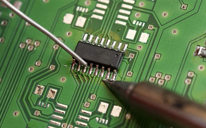 Penggunaan besi soldering untuk soldering PCB manual
