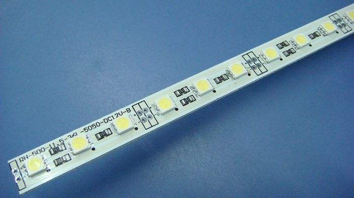Lampe LED avec production de carte PCB